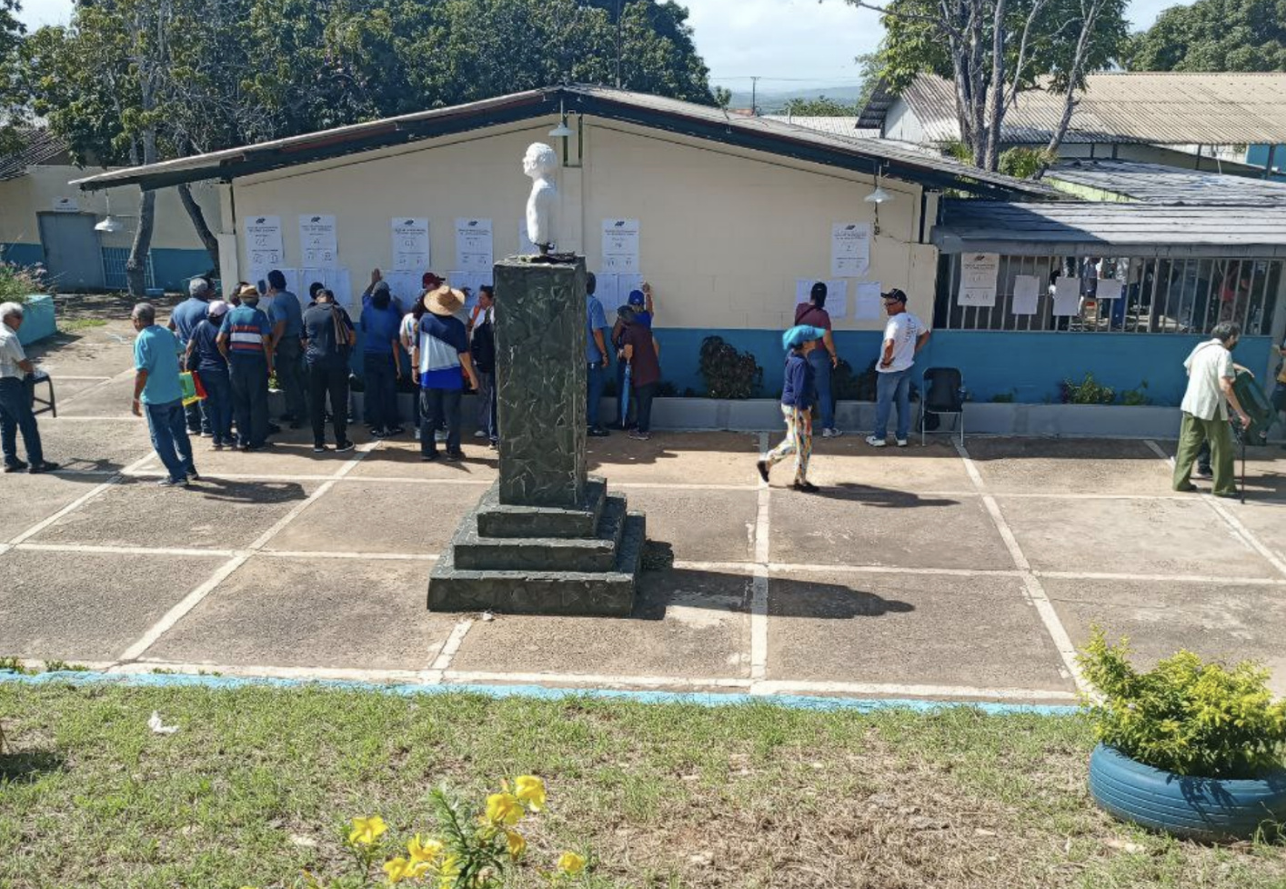 Edmundo González inspira largas colas en Ciudad Guayana